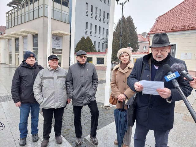 chusteczki nawilżane w plastikowym pudełku